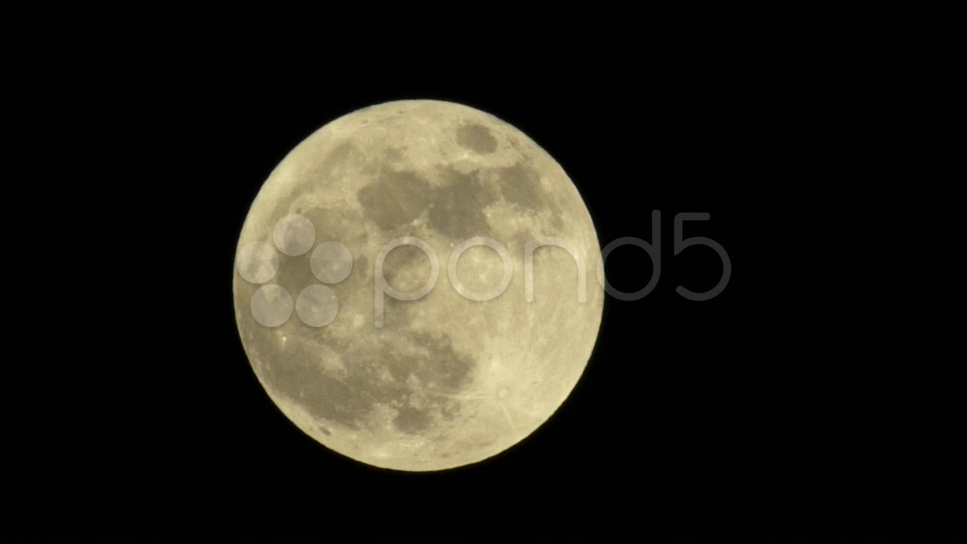 010929898-supermoon-large-bright-moon-30